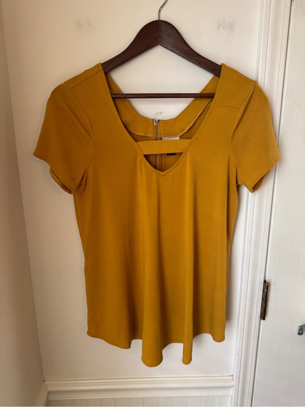 Daytrip Mustard Short Sleeve V-Neck Top Size Small